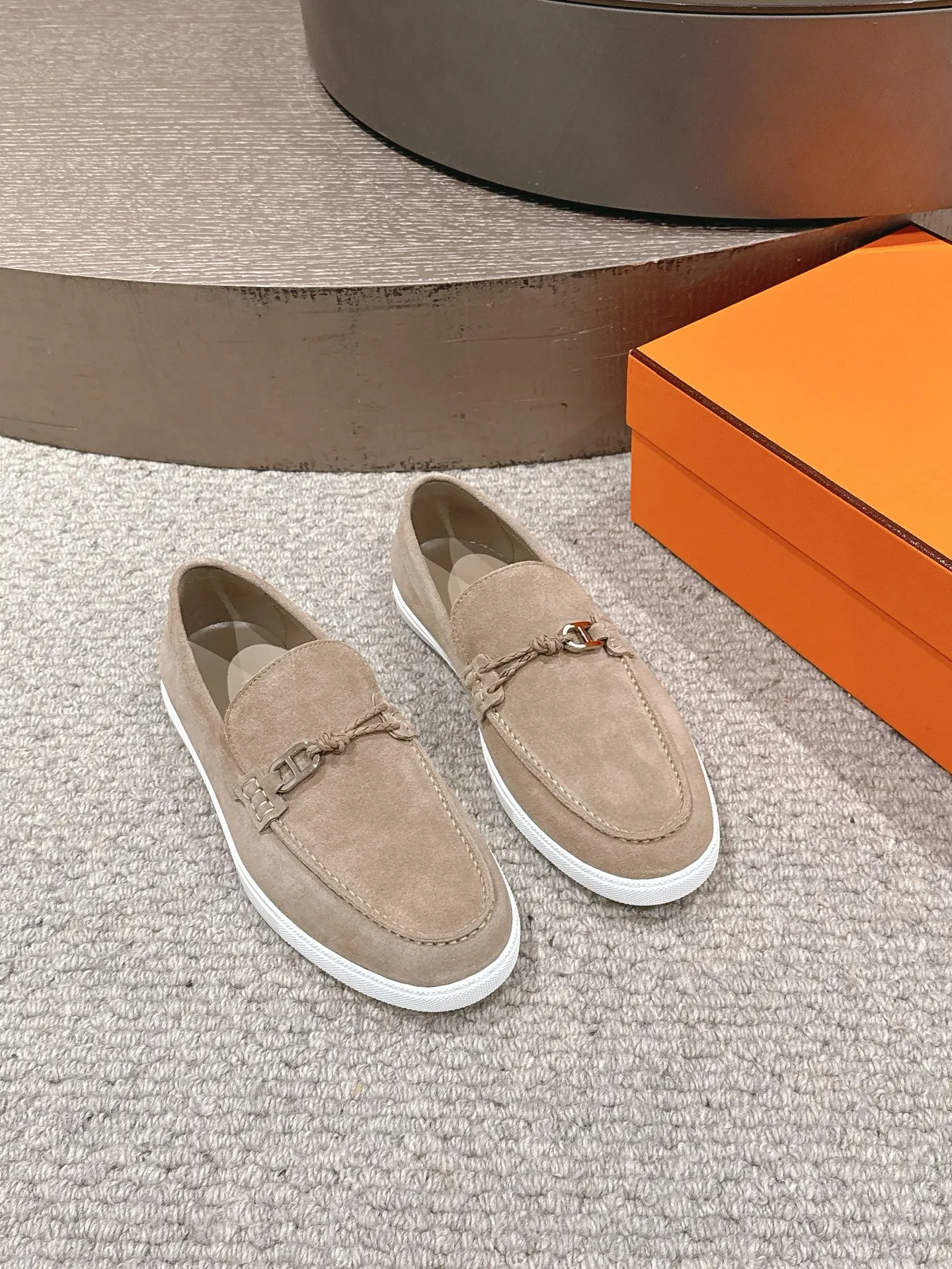 【ΗERMES】 P:540💰 Size: 39-45 (45.46. Customized) Hermes Men's Slip-on Loafers Lgnacio Series Couple's Loafers Casual Sports Shoes Original Purchase Development Made Goods This calfskin loafer is decorated with leather braiding and "Chaine d'Ancre" buckle. Fashionable nautical style loafers, ideal for land and seaside. Exquisite packaging at the delivery counter 🛍📦 Fabric: Original customized imported first-layer cowhide/cow suede Lining: Imported soft cowhide lining Sole: Original molded non-slip TPU material Bottom thickness: 2CM